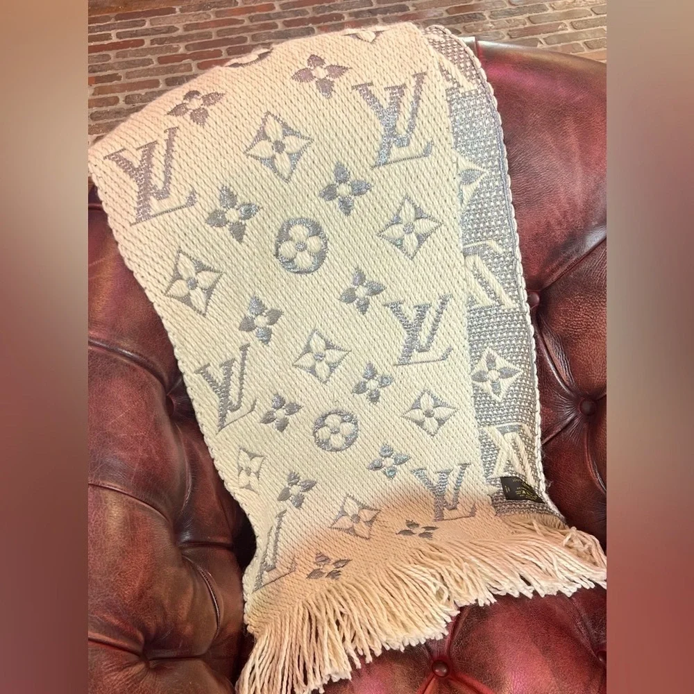 LOUIS VUITTON AUTHENTIC SHINE LOGOMANIA Pearl/ Gray SCARVE